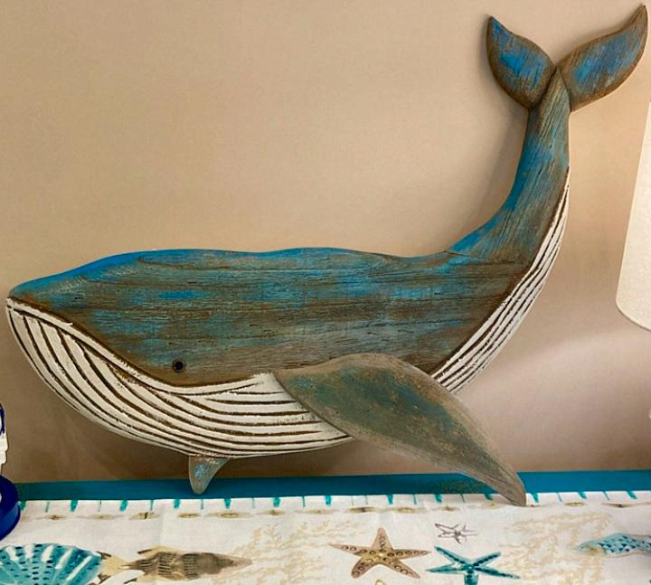 Baleine en bois sur le mur