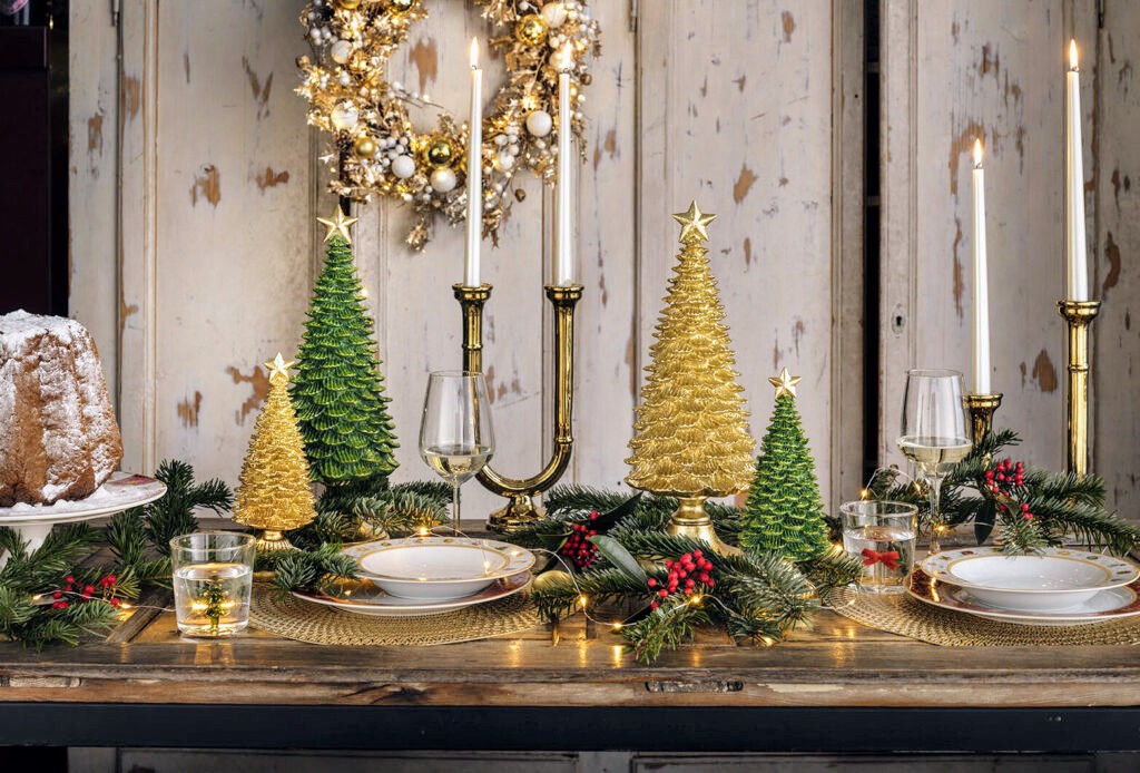 Arbre vert avec de grandes paillettes dorées