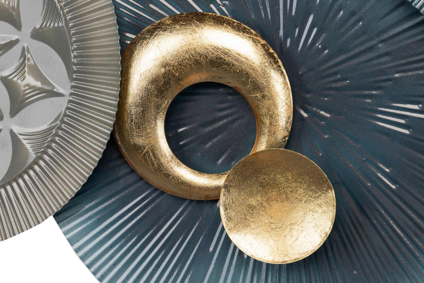 Metal wall figure with circles